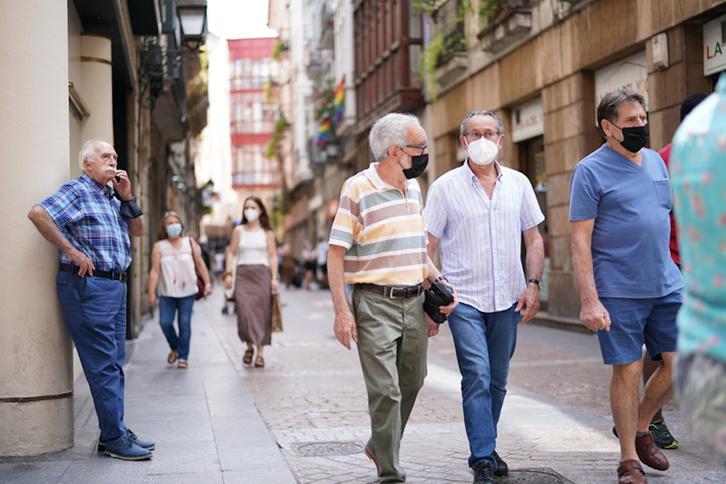 Personas con y sin mascarilla a finales de junio en las calles Bilbo. (Endika PORTILLO/FOKU)