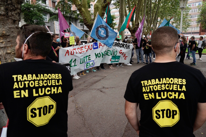Trabajadores de las autoescuelas de Bizkaia, en la concentración que han celebrado en el parque Doña Casilda. (FOKU)