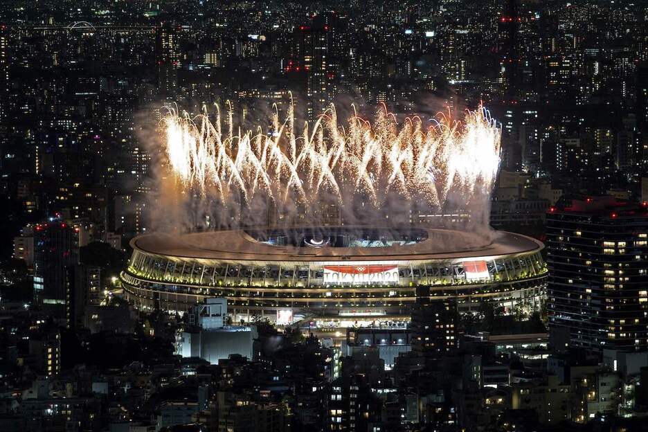 Tokioko estadio olinpikoa argiztatuta. (Charly TRIBALLEAU / AFP)