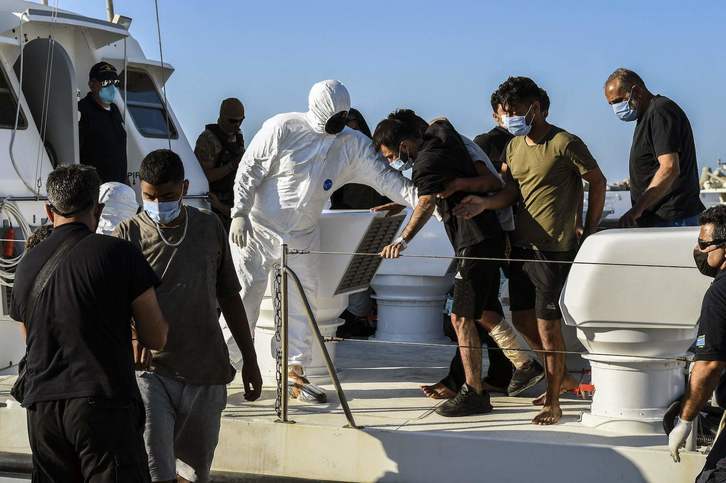 Migrantes rescatados en su llegada a Creta. (Jason TAVLAS / AFP)