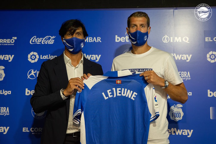 El director deportivo del Alavés, Sergio Fernández, y el defensa Florian Lejeune. (DEPORTIVO ALAVÉS)