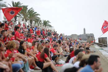 Ikusle andana Castroko estropada eremuan lehiaketa jarraitzen (LOF)