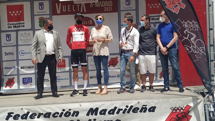 Xabier Isasa, en el podio de Parla con el maillot rojo de líder, ha restado importancia a la caída. (FMC)