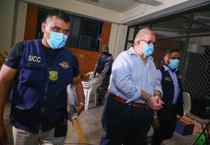 Momento de la detención del exministro de Hacienda Carlos Cáceres. (GOBIERNO DE EL SALVADOR/AFP)