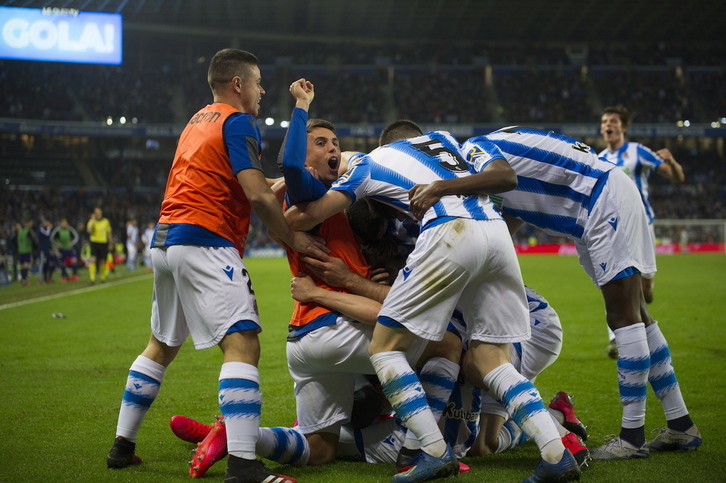 Los jugadores realistas celebran con su afición el último gol de Januzaj con público el 28 de febrero de 2020. (Juan Carlos RUIZ/FOKU)