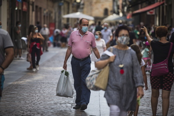 Varias personas pasean por el Casco Viejo de Bilbo portando la mascarilla.         (Aritz LOIOLA I FOKU)
