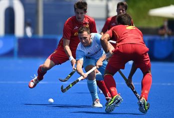 El argentino Lucas Martin Villa es defendido por Enrique González y Alejandro Alonso. (Ina FASSBENDER / AFP)