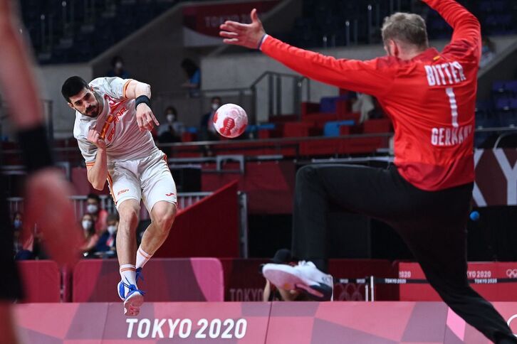 Eduardo Gurbindoren jaurtiketa Alemaniaren aurkako partidan. (Daniel LEAL-OLIVAS / AFP)