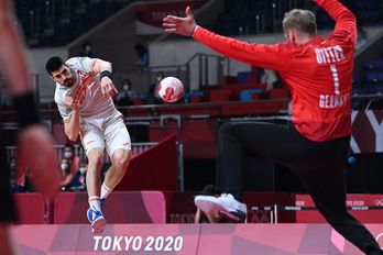 Eduardo Gurbindoren jaurtiketa Alemaniaren aurkako partidan. (Daniel LEAL-OLIVAS / AFP)