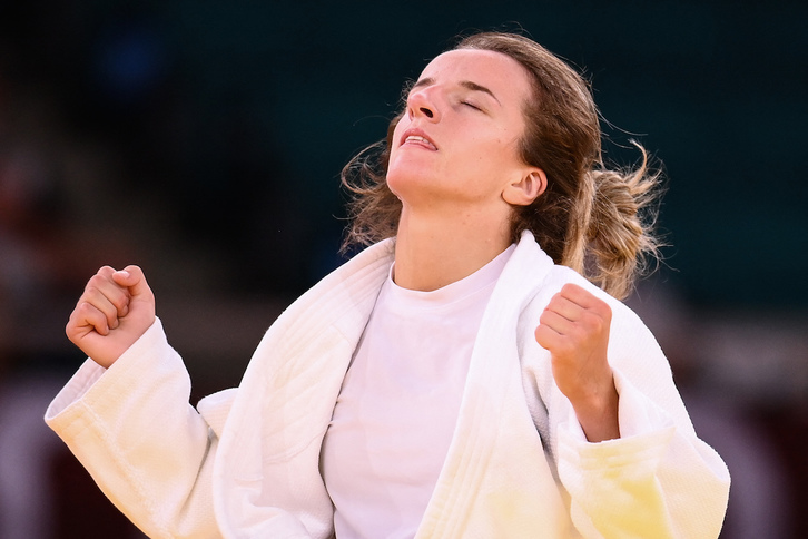 Distria Krasniqi, tras lograr la medalla de oro para Kosovo. (Jack GUEZ/AFP)