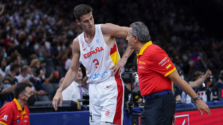 Xabier Lopez-Arostegi Scarioloren aginduak entzuten Frantziaren aurkako lagunartekoan. (FEB)