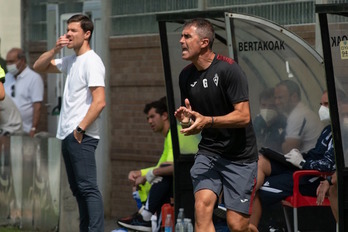 Garitano arenga a sus futbolistas junto a un Alonso más calmado, esta mañana en Asti. (SD Eibar)