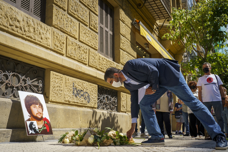 El alcalde de Donostia, Eneko Goia, deposita una flor junto a la placa en memoria de Joseba Barandiaran. (Gorka RUBIO/FOKU)