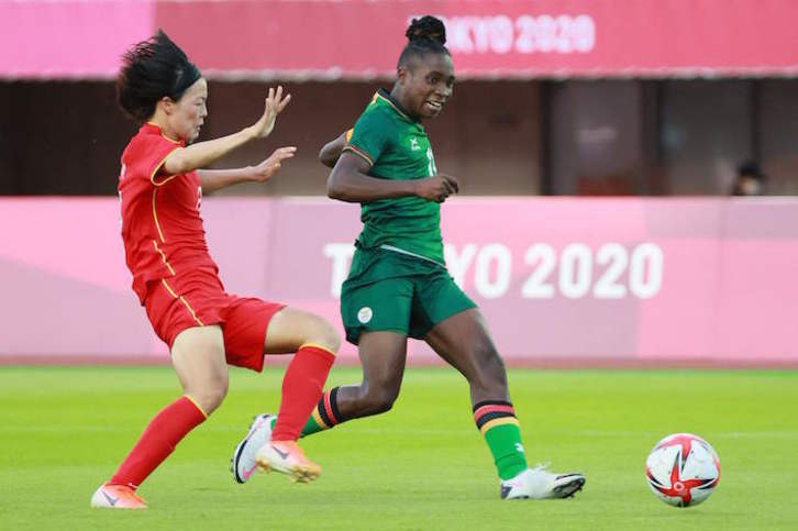 La capitana de Zambia, Barbra Banda, es la primera futbolista que marca dos hat-tricks consecutivos en unos Juegos. (Kohei Chibahara/AFP)