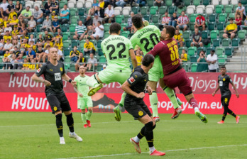 Núñez se anticipa en el remate en un córner a Haaland. (@AthleticClub)