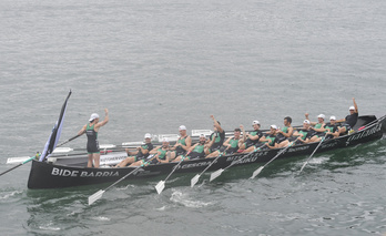Kaiku, con la bandera ganada en una regata anterior (Aritz LOIOLA / FOKU)