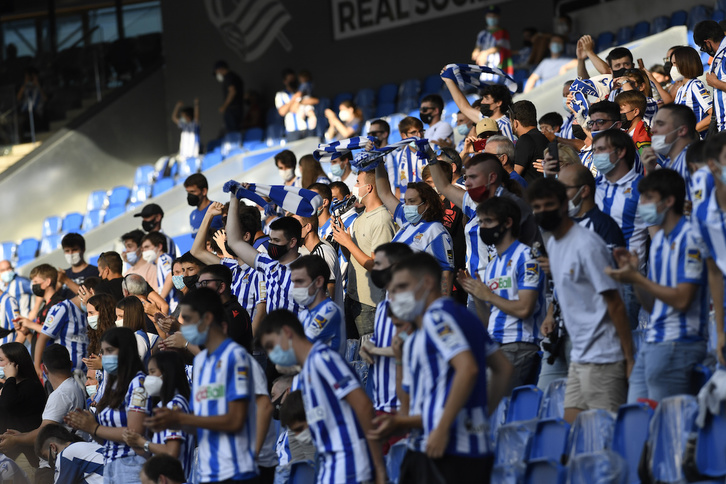 Los aficionados de la Real han vuelto a animar a su equipo desde las gradas. (Gorka RUBIO/FOKU)