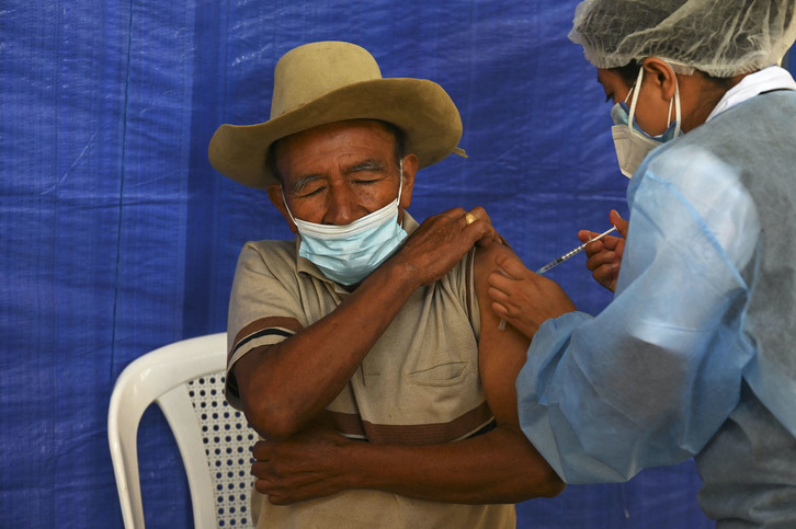 Un hombre recibe una vacuna en Guatemala, donde solo el 2% de la población cuenta con la pauta completa. (Johan ORDOÑEZ/AFP)