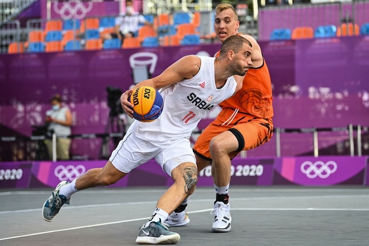 El serbio Dusan Domovic Bulut, considerado como el mejor jugador de Basket 3x3, en su estreno olímpico ante los Países Bajos. (Andrej ISAKOVIC / AFP PHOTO)