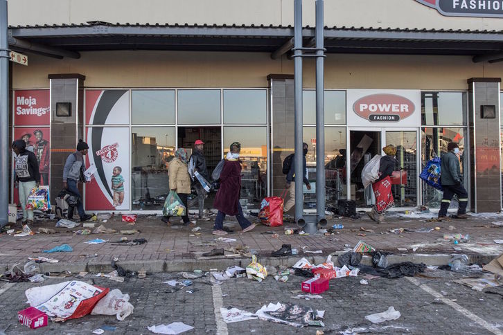 Saqueo en un centro comercial. (Marco LONGARI/AFP)