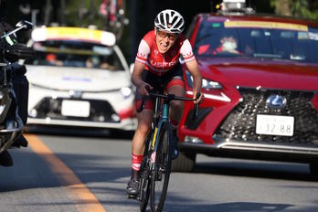 Anna Kiesenhofer, en pleno esfuerzo en la escapada que le ha dado la victoria. (Michael STEELE/AFP)