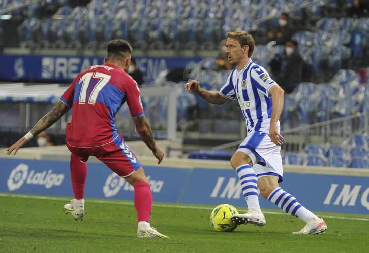 Nacho Monreal, en el partido contra el Elche en un final de temporada que acabó jugando pese a su problema de rodilla. (Jon URBE/FOKU)