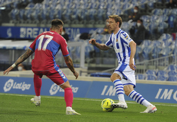 Nacho Monreal, en el partido contra el Elche en un final de temporada que acabó jugando pese a su problema de rodilla. (Jon URBE/FOKU)