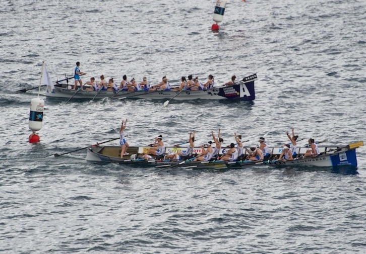 Pozez gainezka Donostiarrako traineruan, denboraldiko aurreneko garaipena erdietsi ostean. (Jon URBE / FOKU)