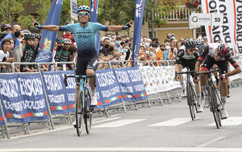 Luis León Sánchez ha hecho valer su mayor experiencia ante Juan Ayuso. (Jagoba MANTEROLA/FOKU))