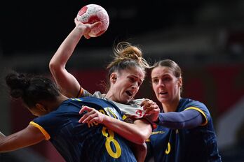 Nerea Pena trata de lanzar ante la potente defensa sueca. (Daniel LEAL-OLIVAS / AFP)