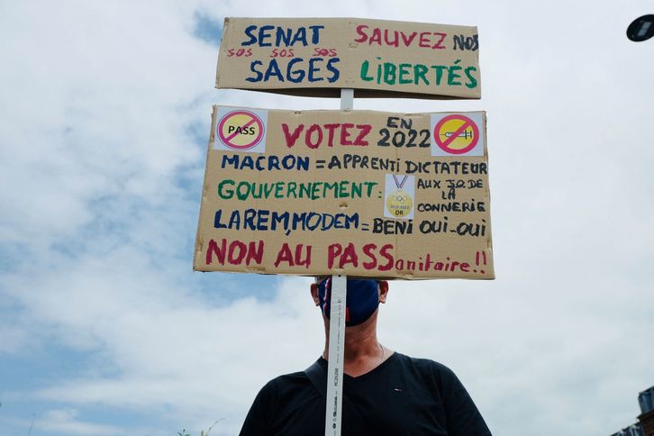 Osasun-ziurtagiria hedatzearen kontrako manifestazioan ikusitako kartela. (Fred SCHEIBER/AFP)