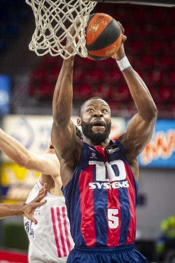 Tonye Jekiri machaca la canasta rival, en un lance durante la pasada temporada en Zurbano. (Jaizki FONTANEDA / FONTANEDA)