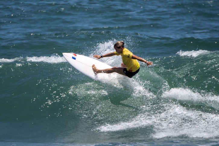 Pauline Ado, eguneko lehen txandan olatu txikiei zukua atera nahian (Olivier MORIN / AFP)