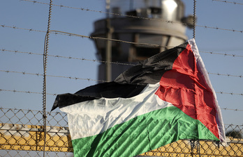 Una bandera palestina en las alambradas de la prisión israelí de Ofer. (Abbas MOMANI/AFP)