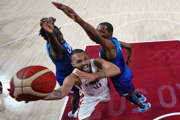 Evan Fournier, autor de 28 puntos, supera en penetración a Kevin Durant y Adebayo. (Eric GAY / AFP PHOTO)