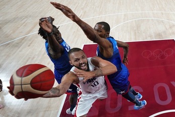 Evan Fournier, autor de 28 puntos, supera en penetración a Kevin Durant y Adebayo. (Eric GAY / AFP PHOTO) 