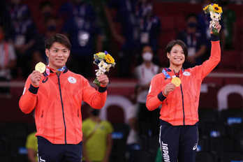 Hifumi Abe (ezkerrean) eta Uta Abe (eskuinean) urrezko dominekin. (IFJ)