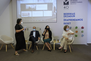 Conferenciantes antes de comenzar el curso sobre el rol de la diáspora en la diplomacia pública. (Jon URBE/FOKU)