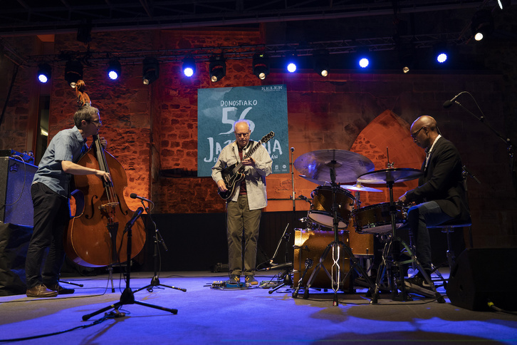 Bill Frisell clausuró Jazzaldia, con Thomas Morgan al contrabajo y el batería Rudy Royston. (Gorka RUBIO/FOKU)