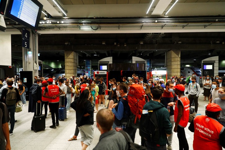 El certificado será necesario para el transporte público. En la imagen, la estación parisina de Montparnasse. (Sameer AL-DOUMY / AFP)