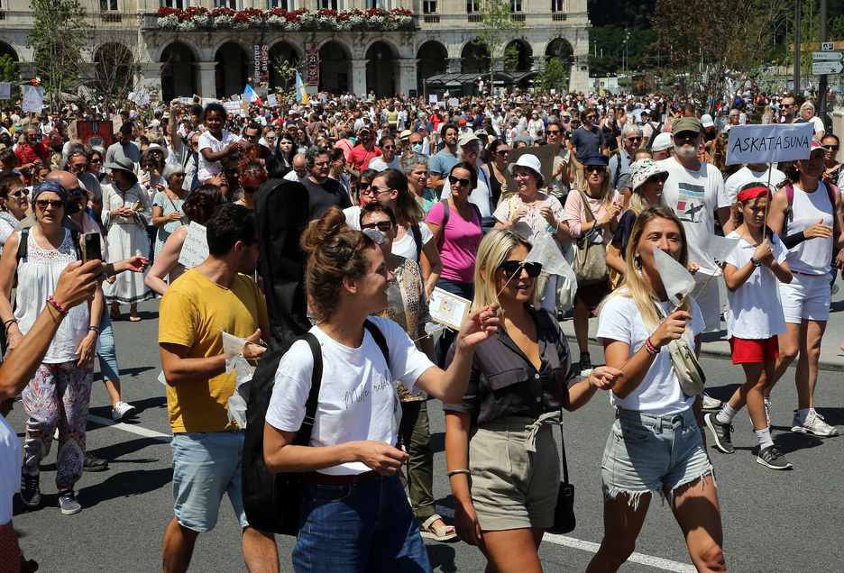 Orotara, 3.000 manifestari inguruk Baionako karrikak zeharkatu dituzte. © Bob EDME