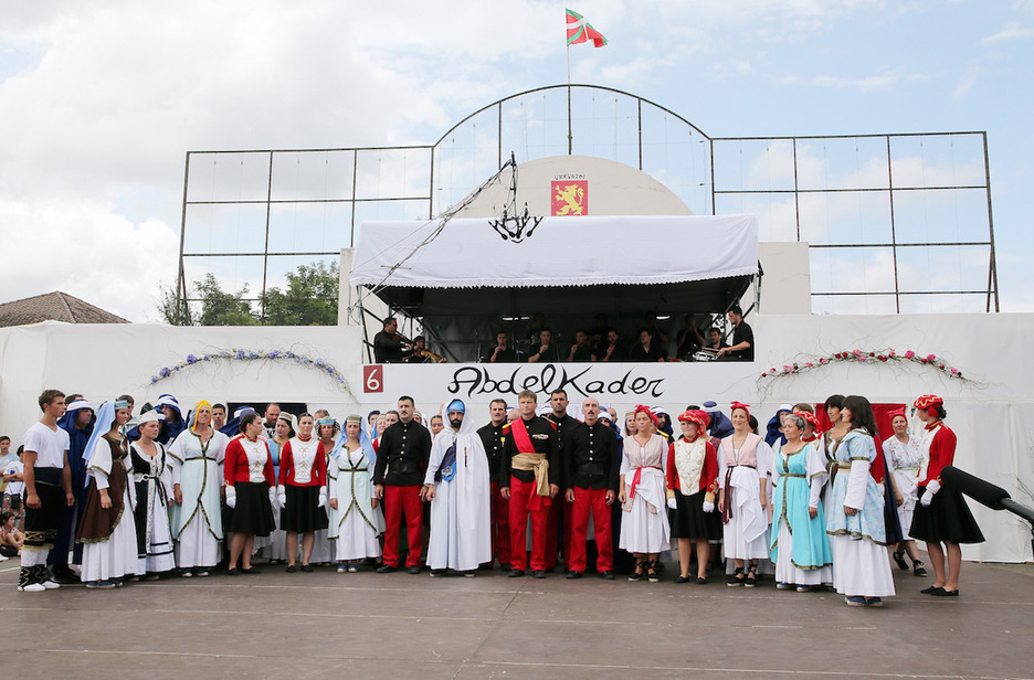 L’ensemble des soixante acteurs réunis au fronton d’Arrast-Larrebieu lieu de la représentation de la pastorale Abdelkader. © Bob EDME.