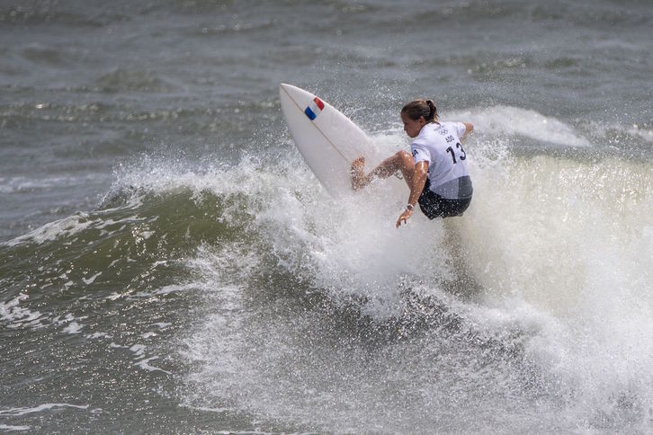 Pauline Ado ejecuta una maniobra en su eliminatoria de octavos. (Olivier MORIN / AFP)