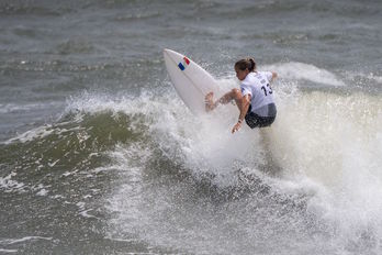 Pauline Ado ejecuta una maniobra en su eliminatoria de octavos. (Olivier MORIN / AFP)