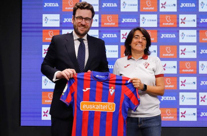 Ana Junyent y Jon Ander Ulazia posan con la camiseta azulgrana en Ipurua. (A.U.)