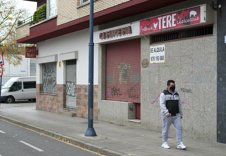 Bares y comercios cerrados durante el confinamiento en Gasteiz. (Gotzon ARANBURU/FOKU)
