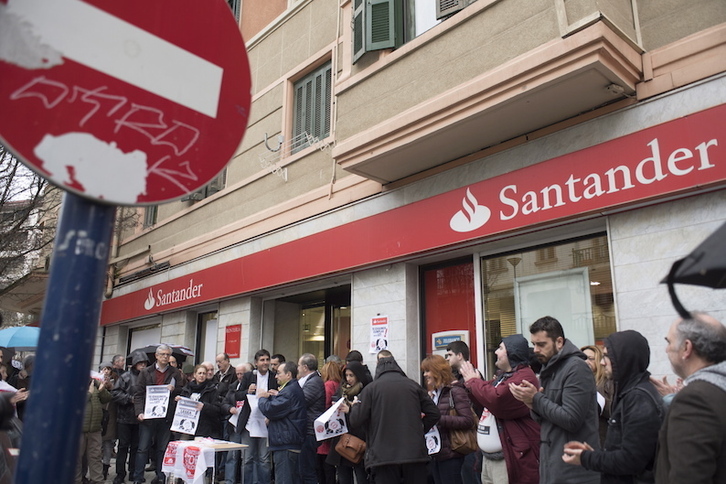 El Santander es también uno de los más activos promoviendo desahucios. (Juan Carlos RUIZ/FOKU)