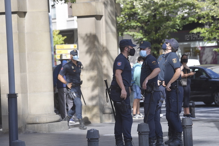 Agentes de la Policía española en las calles de Iruñea. (Idoia ZABALETA/FOKU)