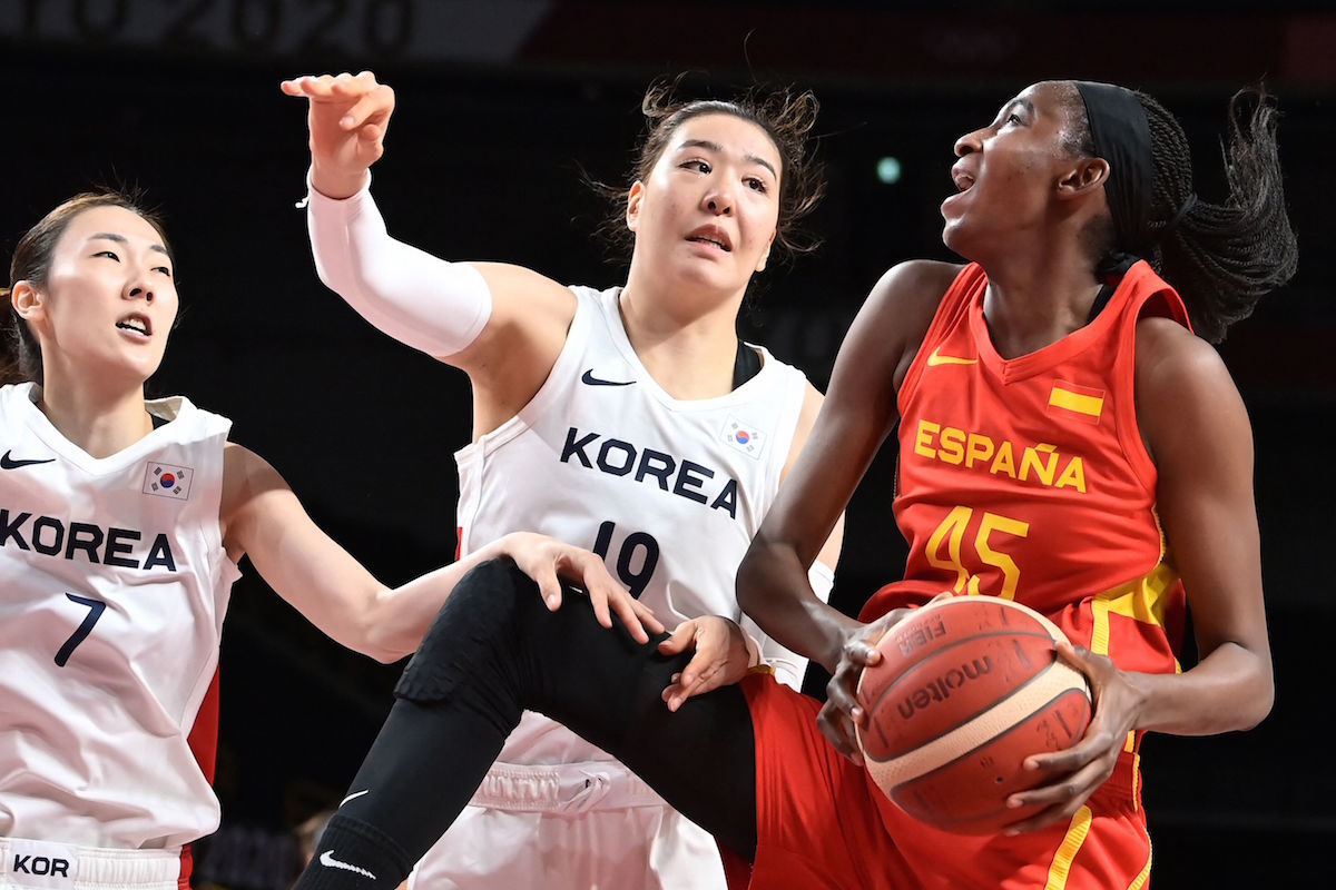 Astou Ndour ha liderado la victoria de España con un «doble-doble» de 28 puntos y 10 rebotes. (Aris MESSINIS/AFP)