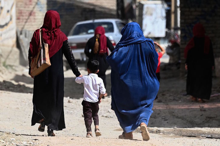 Dos mujeres y un niño caminan por las calles de Kabul. (SAJJAD HUSSAIN / AFP) 